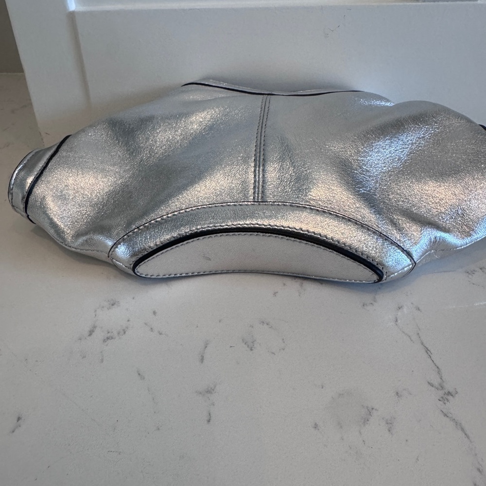 Alexander McQueen De Manta Small Silver Leather Clutch - Picture 4 of 5